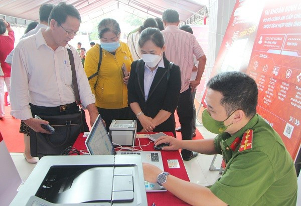 Thay đổi mẫu CCCD, người dân có cần làm thẻ mới không? Thay doi mau CCCD, nguoi dan co can lam the moi khong?