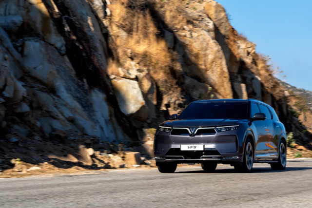 VinFast bàn giao 27 ô tô VF 9 đầu tiên cho khách hàng - Hình 4 VinFast ban giao 27 o to VF 9 dau tien cho khach hang-Hinh-4