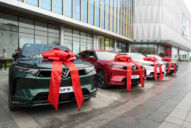 VinFast bàn giao 27 ô tô VF 9 đầu tiên cho khách hàng VinFast ban giao 27 o to VF 9 dau tien cho khach hang