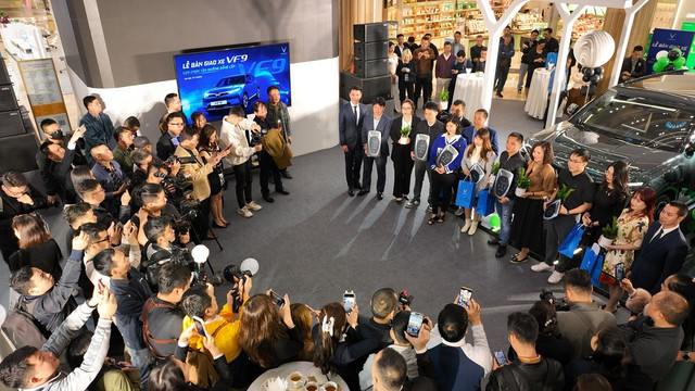 VinFast bàn giao 27 ô tô VF 9 đầu tiên cho khách hàng - Hình 2 VinFast ban giao 27 o to VF 9 dau tien cho khach hang-Hinh-2