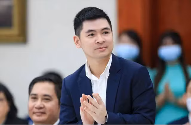 Hinh anh thieu gia Do Quang Vinh ngoi ben nguoi yeu tin don Hoa hau Do My Linh-Hinh-5