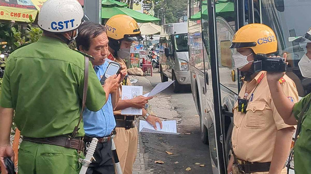 Hình ảnh công an đồng loạt kiểm tra các cơ sở Công ty Thành Bưởi - Hình 3 Hinh anh cong an dong loat kiem tra cac co so Cong ty Thanh Buoi-Hinh-3