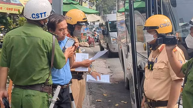 Hinh anh cong an dong loat kiem tra cac co so Cong ty Thanh Buoi-Hinh-3