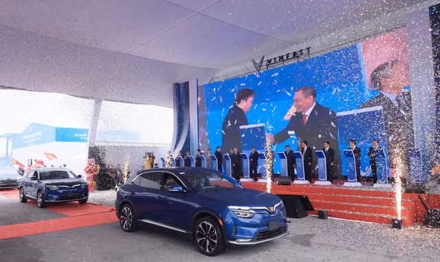 Chum anh lo 999 chiec xe dien VF8 dau tien vao thi truong My-Hinh-4