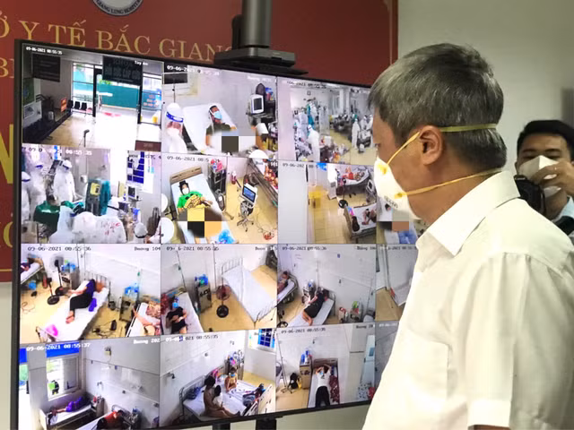 Nhung hinh anh xong pha vao vung dich Covid cua Thu truong Y te Nguyen Truong Son-Hinh-9