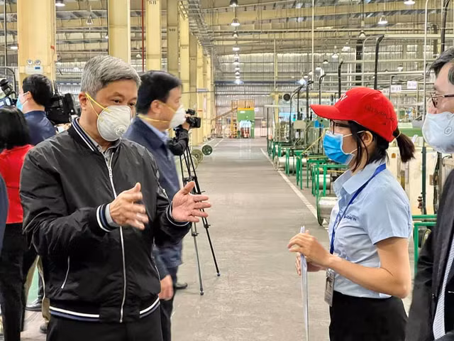 Nhung hinh anh xong pha vao vung dich Covid cua Thu truong Y te Nguyen Truong Son-Hinh-6