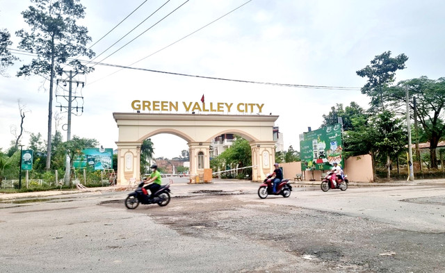 Dự án Green Valley City): Khách hàng không biết sổ hồng bị mang đi thế chấp ((Bài 2) - Hình 2 Du an Green Valley City): Khach hang khong biet so hong bi mang di the chap ((Bai 2)-Hinh-2