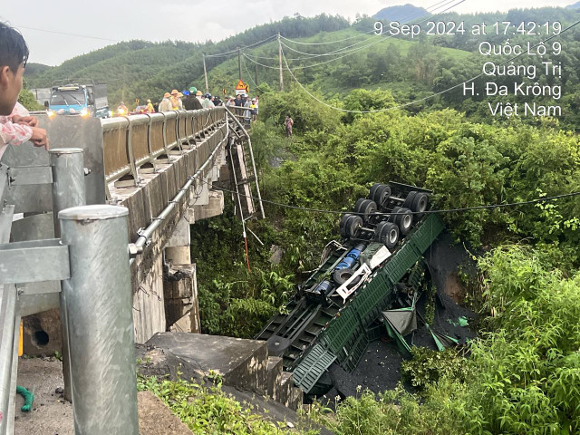 Quảng Trị: Xe chở than lao xuống cầu, tài xế kẹt trong ca bin Quang Tri: Xe cho than lao xuong cau, tai xe ket trong ca bin