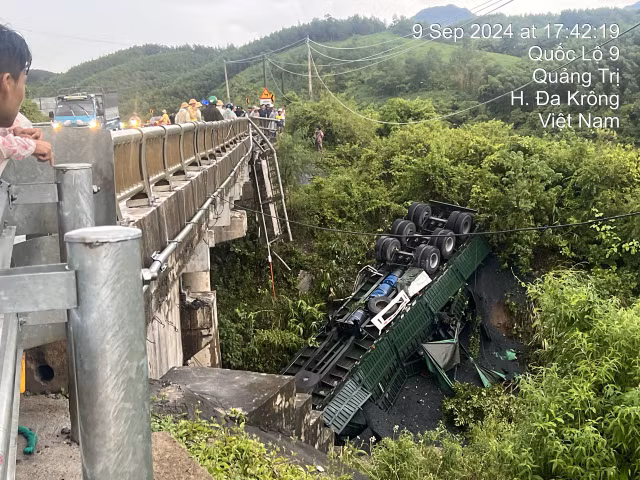 Quảng Trị: Xe chở than lao xuống cầu, tài xế kẹt trong ca bin Quang Tri: Xe cho than lao xuong cau, tai xe ket trong ca bin
