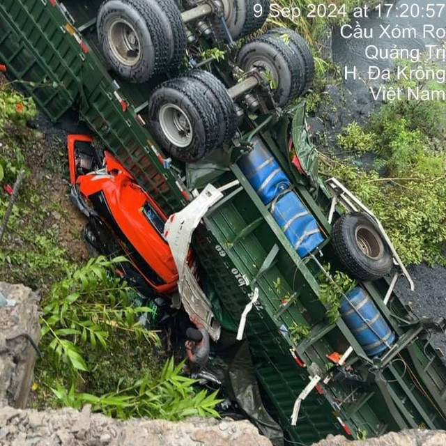 Quảng Trị: Xe chở than lao xuống cầu, tài xế kẹt trong ca bin - Hình 3 Quang Tri: Xe cho than lao xuong cau, tai xe ket trong ca bin-Hinh-3