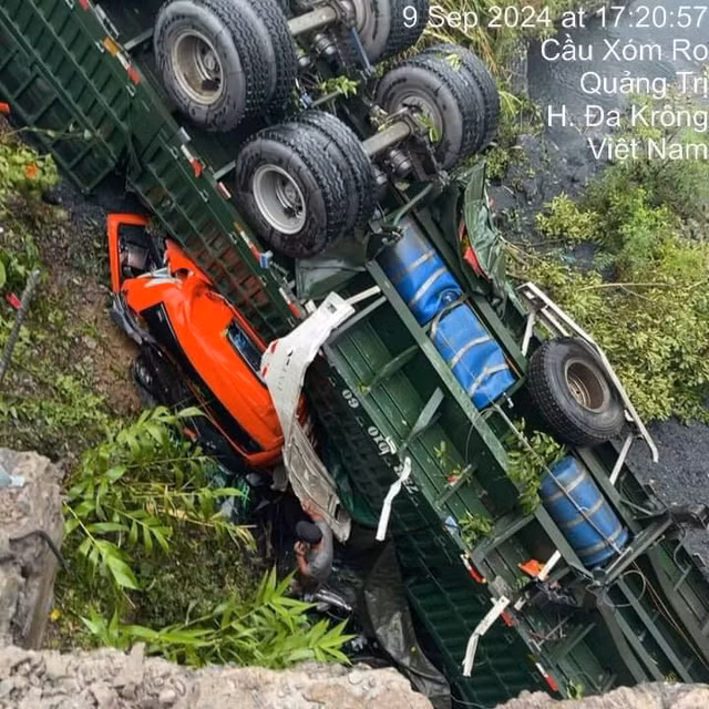 Quảng Trị: Xe chở than lao xuống cầu, tài xế kẹt trong ca bin - Hình 3 Quang Tri: Xe cho than lao xuong cau, tai xe ket trong ca bin-Hinh-3