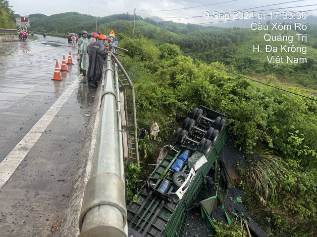 Quảng Trị: Xe chở than lao xuống cầu, tài xế kẹt trong ca bin - Hình 2 Quang Tri: Xe cho than lao xuong cau, tai xe ket trong ca bin-Hinh-2