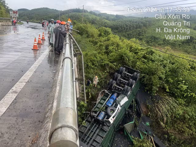 Quảng Trị: Xe chở than lao xuống cầu, tài xế kẹt trong ca bin - Hình 2 Quang Tri: Xe cho than lao xuong cau, tai xe ket trong ca bin-Hinh-2