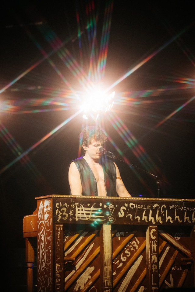 Xôn xao về 'siêu hit' của Charlie Puth sẽ xuất hiện trên sân khấu 8Wonder - Hình 3 Xon xao ve 'sieu hit' cua Charlie Puth se xuat hien tren san khau 8Wonder-Hinh-3