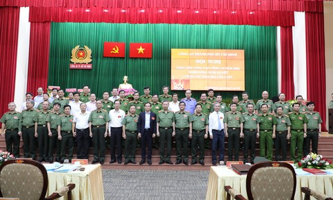 Giám đốc Công an TP.HCM nhận huân chương Chiến công hạng nhất - Hình 3 Giam doc Cong an TP.HCM nhan huan chuong Chien cong hang nhat-Hinh-3