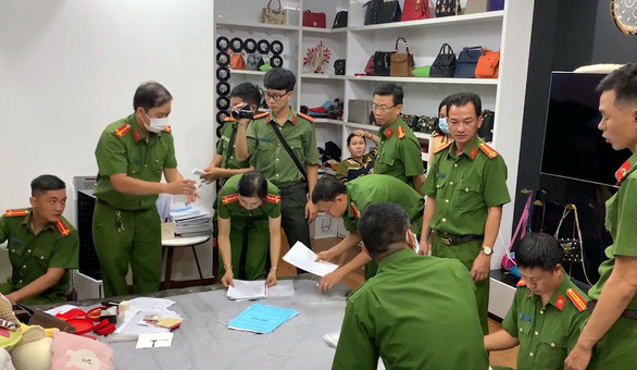 Đại gia Lâm Thị Thu Trà dính vào đường dây cho vay nặng lãi của nhà Thiện Soi thế nào? Dai gia Lam Thi Thu Tra dinh vao duong day cho vay nang lai cua nha Thien Soi the nao?