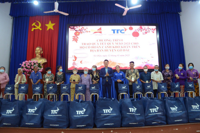 Hội Doanh nhân trẻ Việt Nam và Tập đoàn TTC tặng 900 phần quà cho bà con huyện Gò Dầu Hoi Doanh nhan tre Viet Nam va Tap doan TTC tang 900 phan qua cho ba con huyen Go Dau
