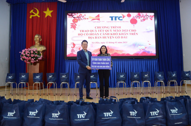 Hội Doanh nhân trẻ Việt Nam và Tập đoàn TTC tặng 900 phần quà cho bà con huyện Gò Dầu - Hình 5 Hoi Doanh nhan tre Viet Nam va Tap doan TTC tang 900 phan qua cho ba con huyen Go Dau-Hinh-5
