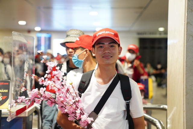 Tỷ phú Nguyễn Thị Phương Thảo ra sân bay tiễn người lao động về quê đón Tết - Hình 8 Ty phu Nguyen Thi Phuong Thao ra san bay tien nguoi lao dong ve que don Tet-Hinh-8