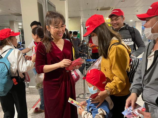 Tỷ phú Nguyễn Thị Phương Thảo ra sân bay tiễn người lao động về quê đón Tết - Hình 2 Ty phu Nguyen Thi Phuong Thao ra san bay tien nguoi lao dong ve que don Tet-Hinh-2