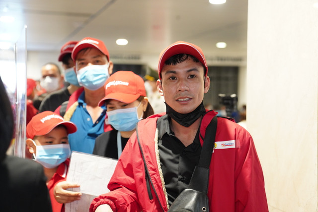 Tỷ phú Nguyễn Thị Phương Thảo ra sân bay tiễn người lao động về quê đón Tết - Hình 6 Ty phu Nguyen Thi Phuong Thao ra san bay tien nguoi lao dong ve que don Tet-Hinh-6