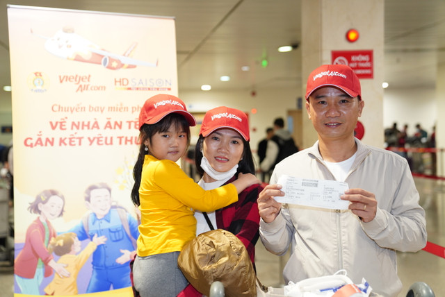 Tỷ phú Nguyễn Thị Phương Thảo ra sân bay tiễn người lao động về quê đón Tết - Hình 4 Ty phu Nguyen Thi Phuong Thao ra san bay tien nguoi lao dong ve que don Tet-Hinh-4