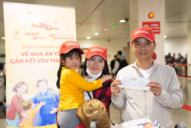 Ty phu Nguyen Thi Phuong Thao ra san bay tien nguoi lao dong ve que don Tet-Hinh-4