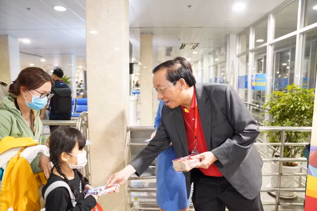 Ty phu Nguyen Thi Phuong Thao ra san bay tien nguoi lao dong ve que don Tet-Hinh-7