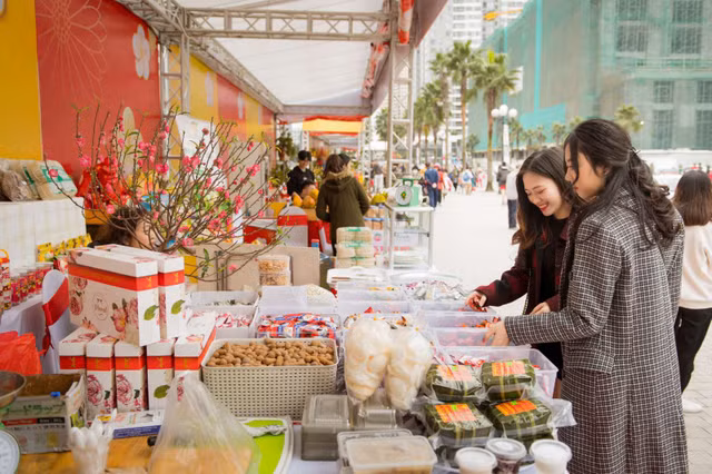 Ngu “Cat” lam “mall” - Mang Tet ve nha-Hinh-2