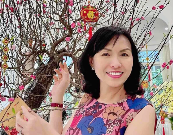 Gia thế khủng của bà Hồng Vân - vợ CEO Nanogen Hồ Nhân thân thiết với ca sĩ Hiền Hồ Gia the khung cua ba Hong Van - vo CEO Nanogen Ho Nhan than thiet voi ca si Hien Ho
