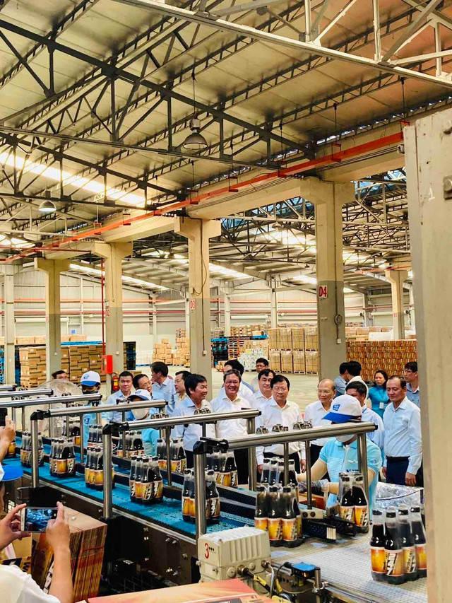 Phó Thủ tướng Trịnh Đình Dũng thăm nhà máy nước khoáng Vĩnh Hảo - Hình 2 Pho Thu tuong Trinh Dinh Dung tham nha may nuoc khoang Vinh Hao-Hinh-2