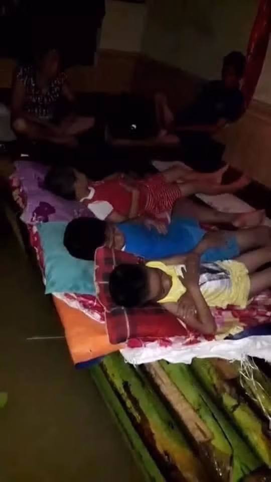 Hinh anh tang thuong cua nguoi dan mien Trung trong lu du-Hinh-7