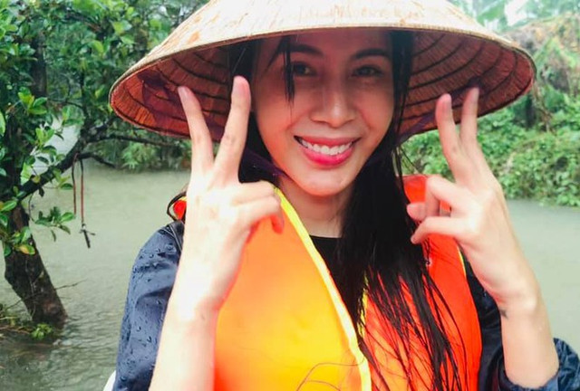 Những 'cô Tiên' mang cả tính mạng ra 'đánh cược' khi lao vào tâm lũ Nhung 'co Tien' mang ca tinh mang ra 'danh cuoc' khi lao vao tam lu