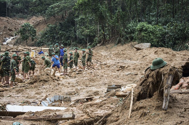 Vụ sạt lở ở thủy điện Rào Trăng 3: Quặn lòng đào bới đất đá tìm đồng đội - Hình 2 Vu sat lo o thuy dien Rao Trang 3: Quan long dao boi dat da tim dong doi-Hinh-2