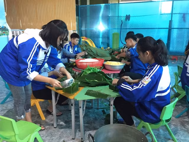 Nguoi dan ca nuoc hoi ha goi hang nghin chiec banh Tet gui ba con vung lu-Hinh-6