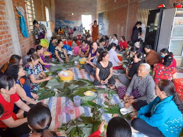 Nguoi dan ca nuoc hoi ha goi hang nghin chiec banh Tet gui ba con vung lu-Hinh-10