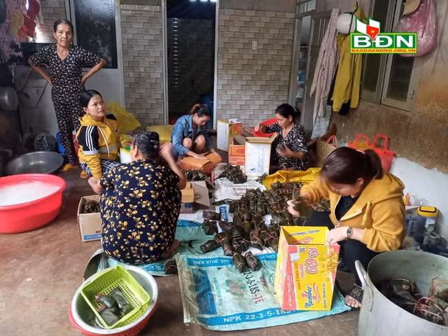 Nguoi dan ca nuoc hoi ha goi hang nghin chiec banh Tet gui ba con vung lu-Hinh-5