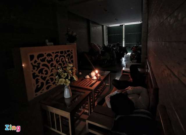 Bão số 9 áp sát đất liền, 2 người chết khi đang chằng chống nhà - Hình 4 Bao so 9 ap sat dat lien, 2 nguoi chet khi dang chang chong nha-Hinh-4