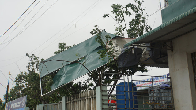 Bão số 9 áp sát đất liền, 2 người chết khi đang chằng chống nhà - Hình 5 Bao so 9 ap sat dat lien, 2 nguoi chet khi dang chang chong nha-Hinh-5