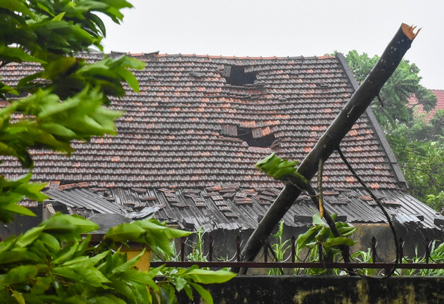 Bão số 9 áp sát đất liền, 2 người chết khi đang chằng chống nhà - Hình 3 Bao so 9 ap sat dat lien, 2 nguoi chet khi dang chang chong nha-Hinh-3