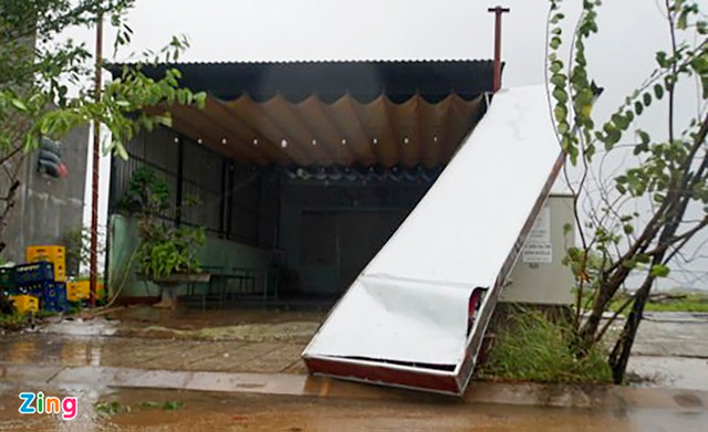 Bão số 9 áp sát đất liền, 2 người chết khi đang chằng chống nhà - Hình 6 Bao so 9 ap sat dat lien, 2 nguoi chet khi dang chang chong nha-Hinh-6