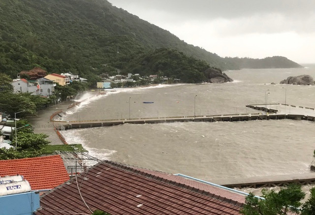 Bão số 9 áp sát đất liền, 2 người chết khi đang chằng chống nhà Bao so 9 ap sat dat lien, 2 nguoi chet khi dang chang chong nha