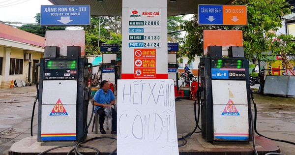 Nhiều cây xăng ở TP HCM lại diễn ra cảnh 'hết xăng còn dầu' Nhieu cay xang o TP HCM lai dien ra canh 'het xang con dau'