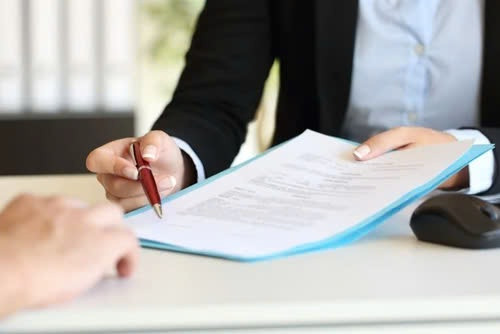 Một ngân hàng bị nhân viên kiện đòi bồi thường gần 40 tỷ - Hình 4 Mot ngan hang bi nhan vien kien doi boi thuong gan 40 ty-Hinh-4