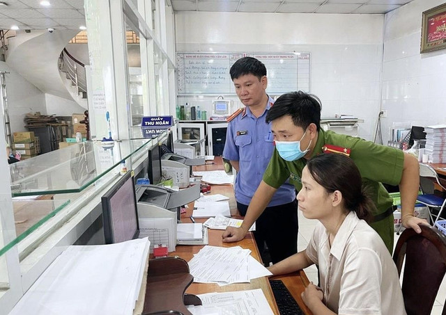 Bắt 2 đối tượng 'cò' mua bán giấy tờ khám chữa bệnh, trục lợi bảo hiểm Bat 2 doi tuong 'co' mua ban giay to kham chua benh, truc loi bao hiem