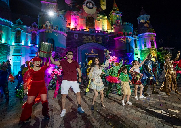 Cung con kham pha dieu hay, he choi thoa thich tai VinWonders