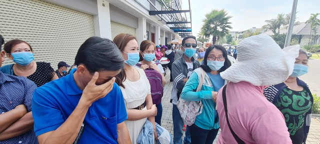 Khách hàng căng băng rôn bao vây Công ty Bất động sản Trần Anh Khach hang cang bang ron bao vay Cong ty Bat dong san Tran Anh