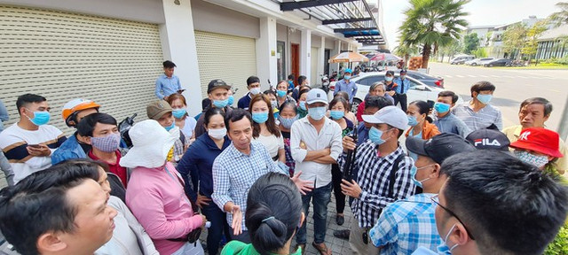 Khách hàng căng băng rôn bao vây Công ty Bất động sản Trần Anh - Hình 2 Khach hang cang bang ron bao vay Cong ty Bat dong san Tran Anh-Hinh-2
