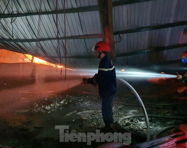 Công nhân bật khóc khi công ty gỗ rộng 5.000 m2 bị lửa nhấn chìm - Hình 4 Cong nhan bat khoc khi cong ty go rong 5.000 m2 bi lua nhan chim-Hinh-4