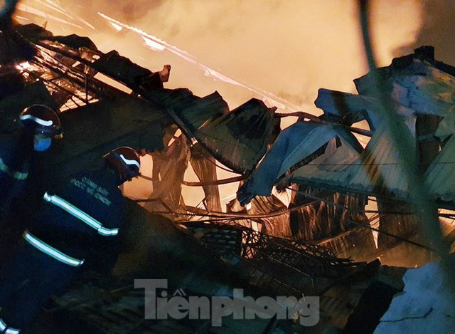 Công nhân bật khóc khi công ty gỗ rộng 5.000 m2 bị lửa nhấn chìm - Hình 3 Cong nhan bat khoc khi cong ty go rong 5.000 m2 bi lua nhan chim-Hinh-3